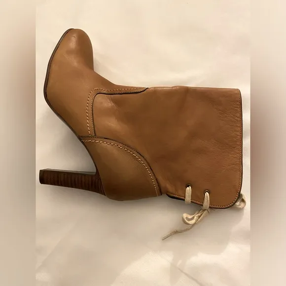 CHLOÉLara Tan Lace-Up Boots