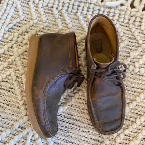 Clarks‎ Stinson Hi 26063363 Mens Brown Leather Lace Up Chukkas Boots - Size 6 m