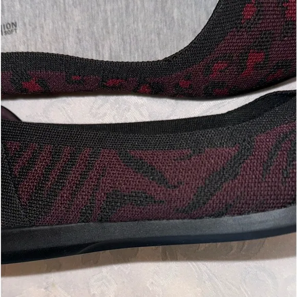 CLARKS - WOMENS CARLY WISH SHOES Burgundy Knit Tricot Bordeaux Size 7M