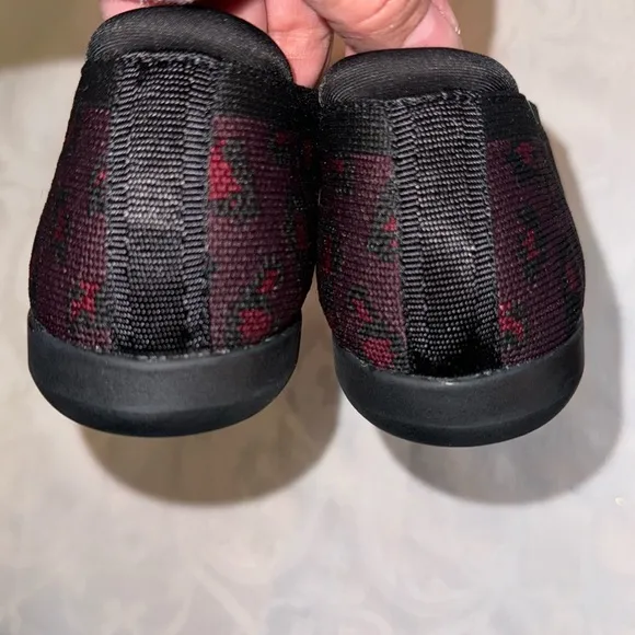 CLARKS - WOMENS CARLY WISH SHOES Burgundy Knit Tricot Bordeaux Size 7M