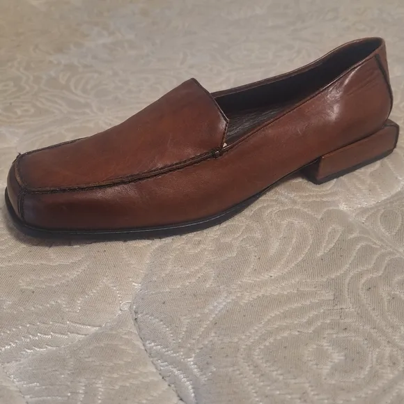 Cole Haan leather square toe a d heel loafers in a men's size 8.5 AA. Pre-loved