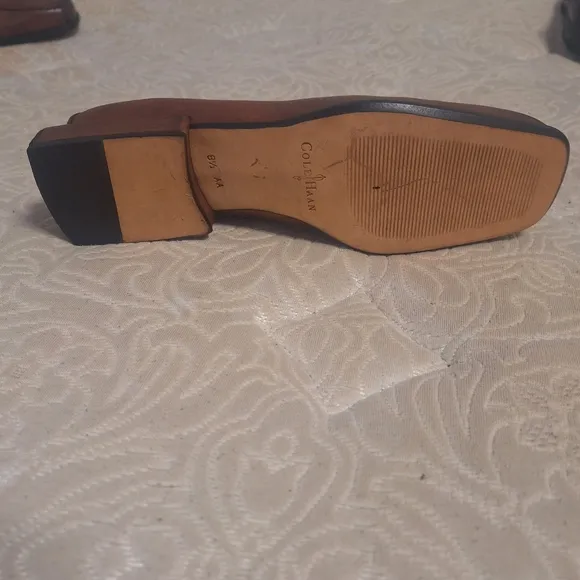 Cole Haan leather square toe a d heel loafers in a men's size 8.5 AA. Pre-loved
