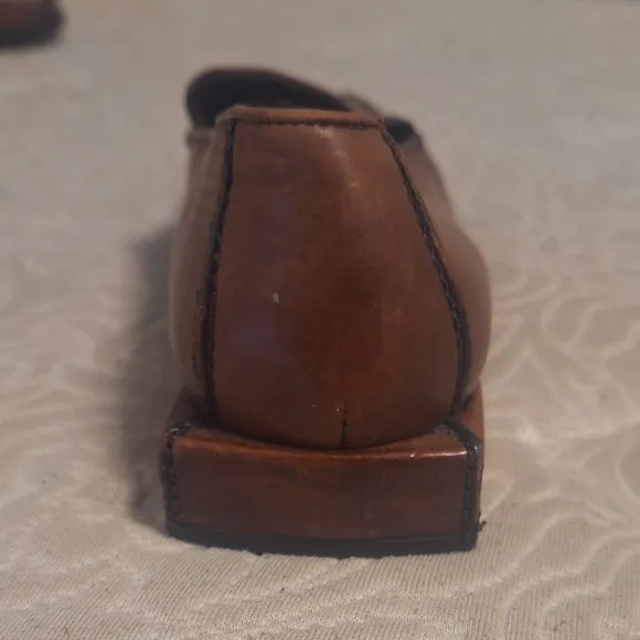 Cole Haan leather square toe a d heel loafers in a men's size 8.5 AA. Pre-loved