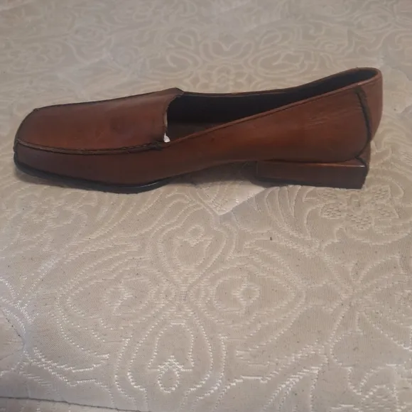 Cole Haan leather square toe a d heel loafers in a men's size 8.5 AA. Pre-loved