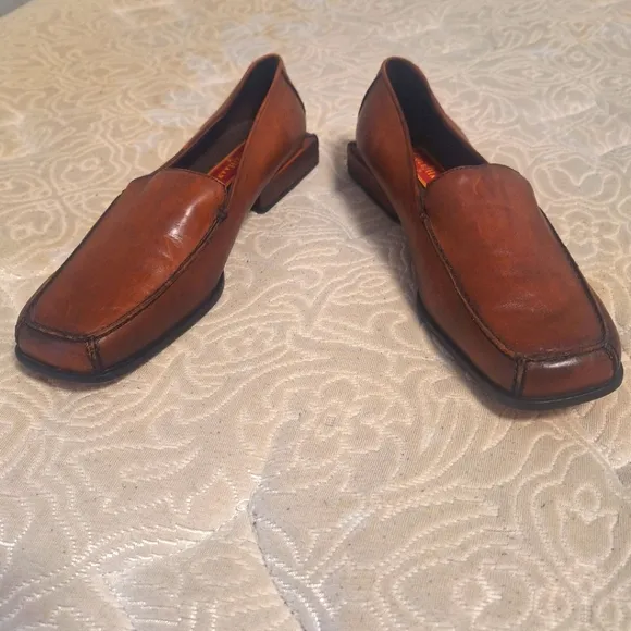 Cole Haan leather square toe a d heel loafers in a men's size 8.5 AA. Pre-loved