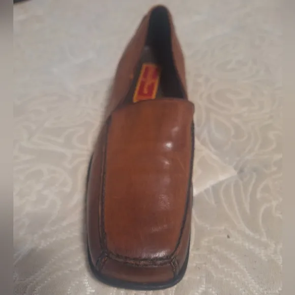 Cole Haan leather square toe a d heel loafers in a men's size 8.5 AA. Pre-loved