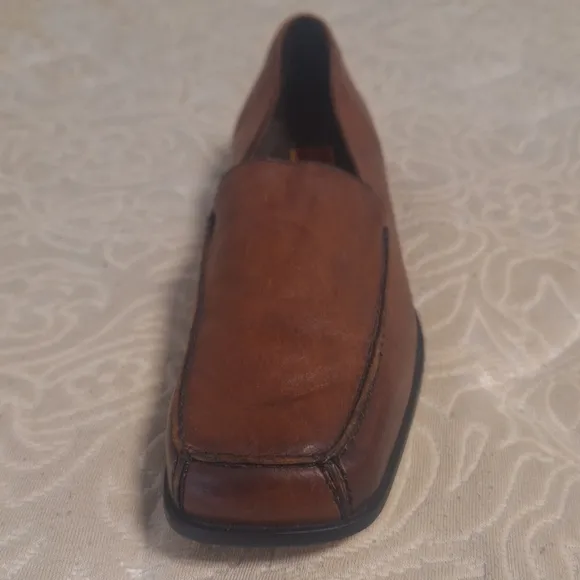 Cole Haan leather square toe a d heel loafers in a men's size 8.5 AA. Pre-loved