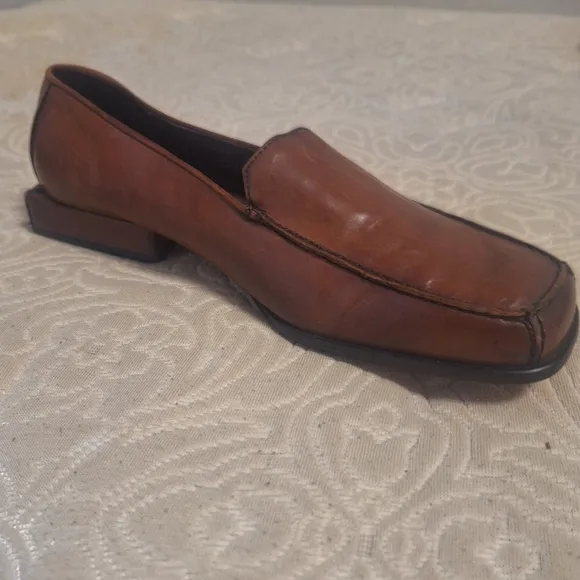 Cole Haan leather square toe a d heel loafers in a men's size 8.5 AA. Pre-loved