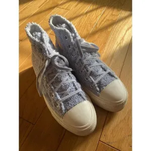 Converse women's light blue sherpa fleece platform high top lace up sneakers 6.5