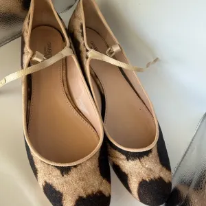 Cream and Black Flats with Rounded Toe and Thin Sole