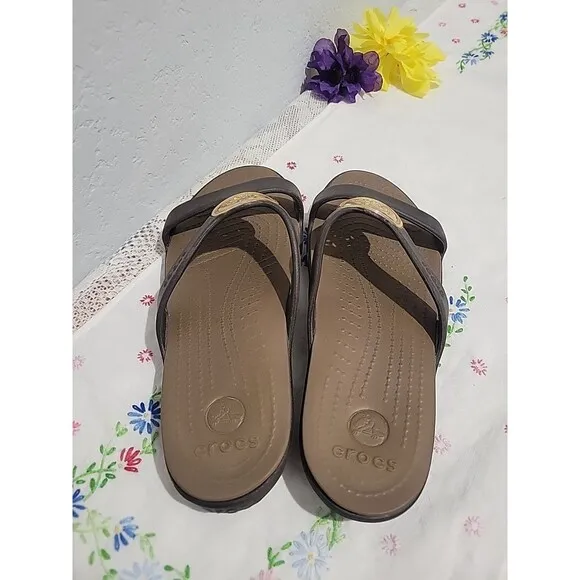 Crocs Sanrah Slides Wm Sz 7W Black/Graphite Metal Circle Medallion