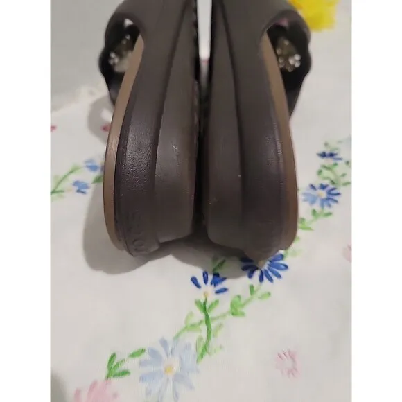 Crocs Sanrah Slides Wm Sz 7W Black/Graphite Metal Circle Medallion