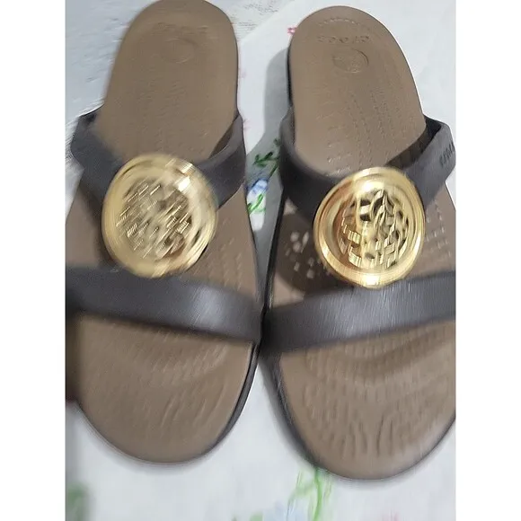 Crocs Sanrah Slides Wm Sz 7W Black/Graphite Metal Circle Medallion