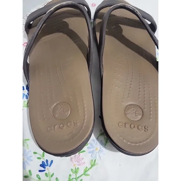 Crocs Sanrah Slides Wm Sz 7W Black/Graphite Metal Circle Medallion