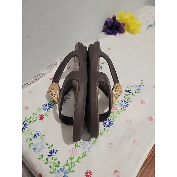 Crocs Sanrah Slides Wm Sz 7W Black/Graphite Metal Circle Medallion