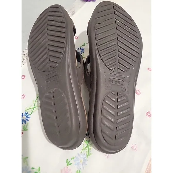 Crocs Sanrah Slides Wm Sz 7W Black/Graphite Metal Circle Medallion