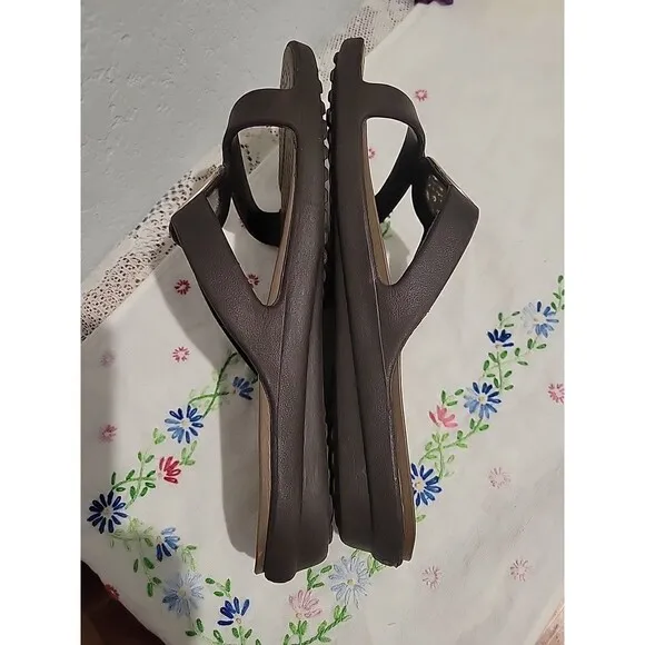 Crocs Sanrah Slides Wm Sz 7W Black/Graphite Metal Circle Medallion