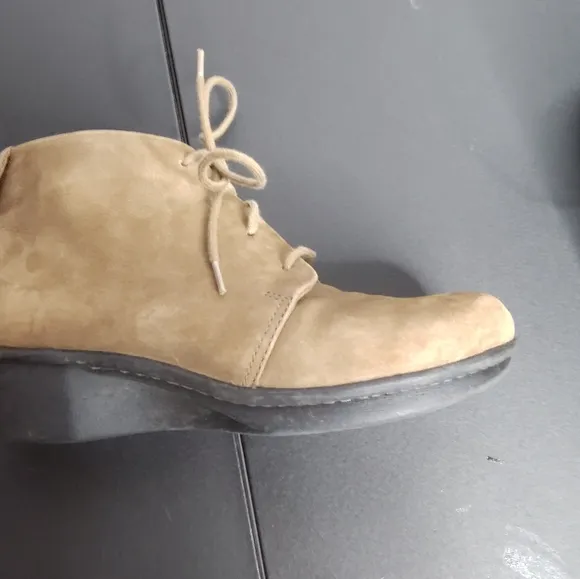 Dansko Women's Lucille Leather Lace Up Wedge Ankle boots taupe size 39/8.5-9