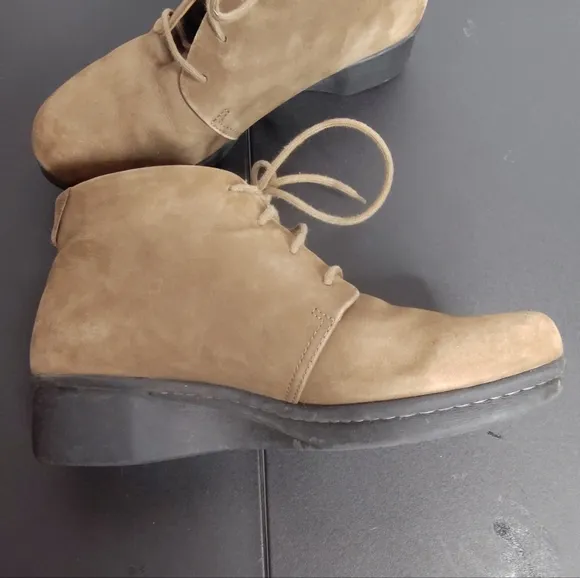 Dansko Women's Lucille Leather Lace Up Wedge Ankle boots taupe size 39/8.5-9