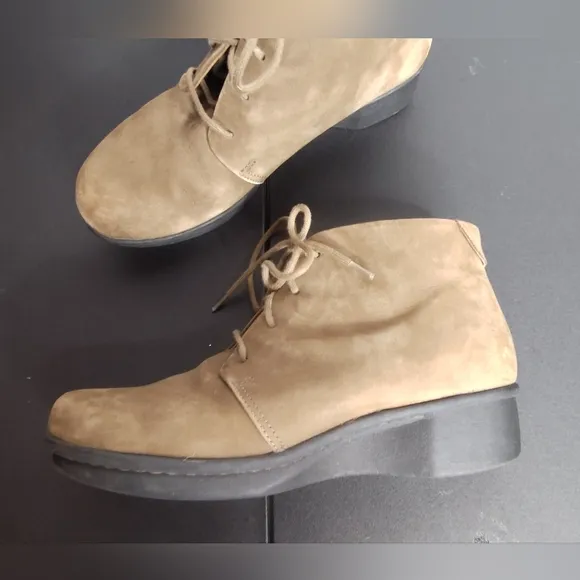 Dansko Women's Lucille Leather Lace Up Wedge Ankle boots taupe size 39/8.5-9