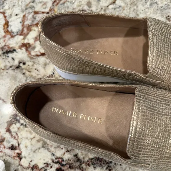Donald J. Pliner Gold Metallic Loafers Platform Sole comfort sole size 9 beach