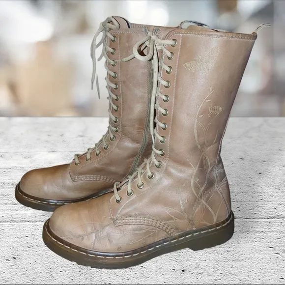 Dr Martens 11910 Lace Up Boots