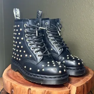 DR. MARTENS 1460 Stud Wanama Leather Lace Up Boots