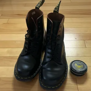 DR MARTENS 1460 VINTAGE MADE IN ENGLAND LACE UP BOOTS