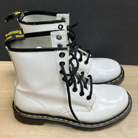 DR MARTENS 1460 WOMEN'S PATENT LEATHER LACE UP BOOTS, SIZE 6 US