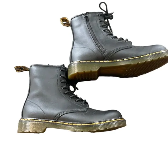 DR. MARTENS BLACK SOFTY LEATHER LACE UP BOOTS Girls 5/Womens 7