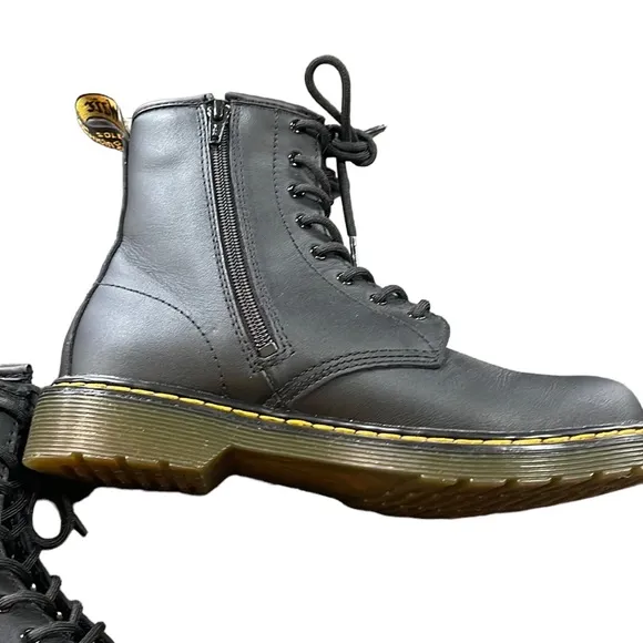DR. MARTENS BLACK SOFTY LEATHER LACE UP BOOTS Girls 5/Womens 7
