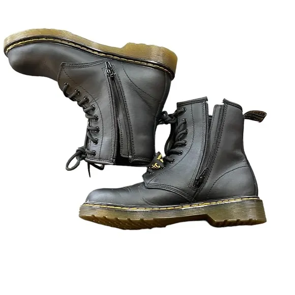 DR. MARTENS BLACK SOFTY LEATHER LACE UP BOOTS Girls 5/Womens 7
