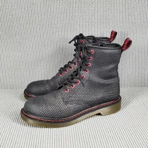 Dr. Martens Delaney Y boots