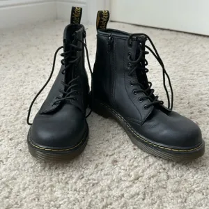 Dr. Martens Junior 1460 Leather lace-up boots
