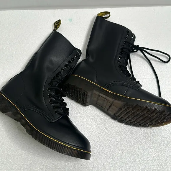 Dr martens lace up boots black size 39 new