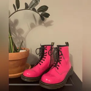 Dr. Martens Delaney Patent Leather Hot Pink Lace Up Combat Boots Women's 6