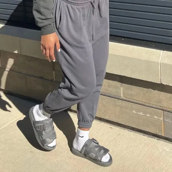 DRACO Cool Grey Dracos Slides Size 9-10 NWT in packaging
