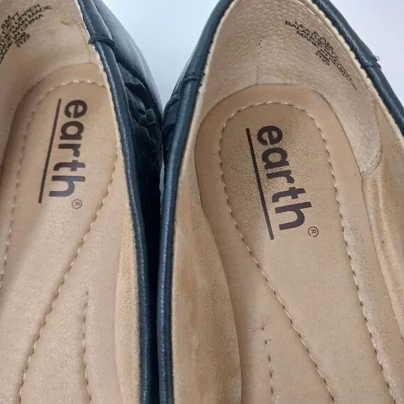 EARTH LEATHER SLIP ON FLATS. JETT BLACK. SIZE 8M.