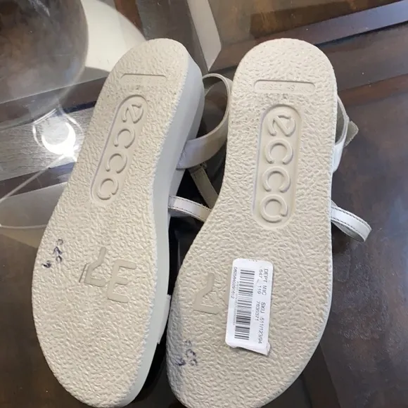 ECCO Flowt Lx Leather Ankle Sandals.