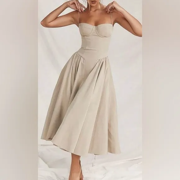 Elegant dress with adjustable straps