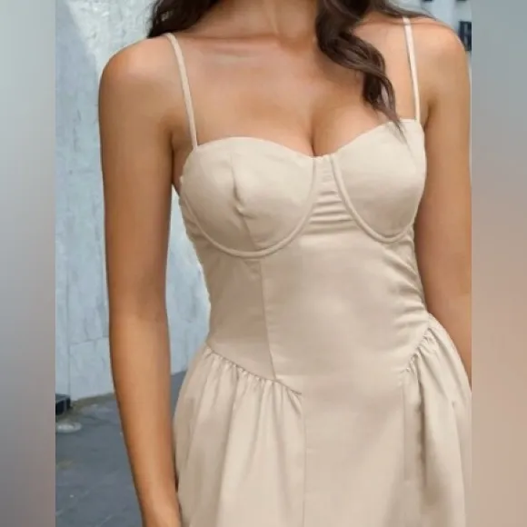 Elegant dress with adjustable straps