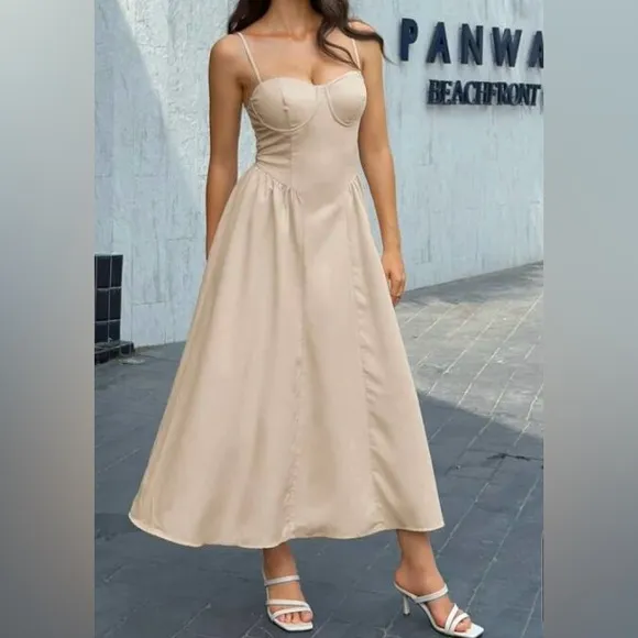 Elegant dress with adjustable straps