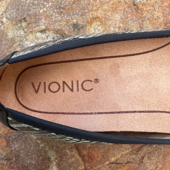 EUC Vionic “Minna Boa” Black Reptile Print Ballet Flats