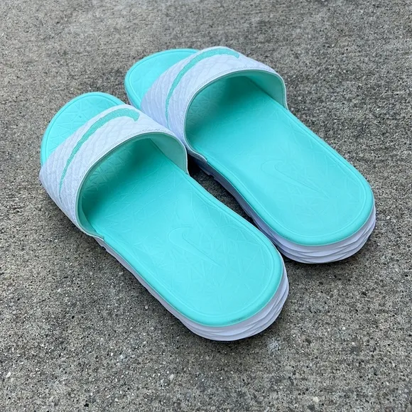 EUC WMNS NIKE BENASSI SOLARSOFT SLIDESJDI TEALS WHITES AQUAS TIFFANYS MINTS
