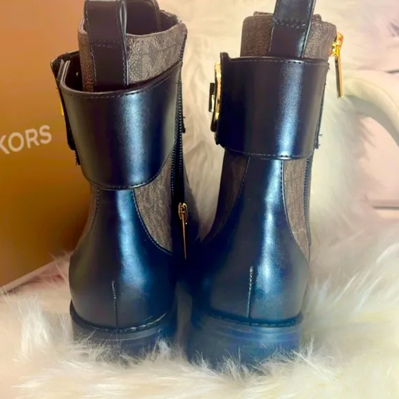 Fancy Micheal Kors TATUM BOOT - Lace-up and zipper ankle boots with big logo