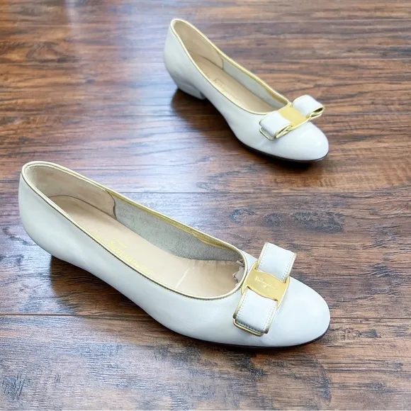Ferragamo • vintage Vara Bow Shoes cream white gold  pumps low heel 90s classic