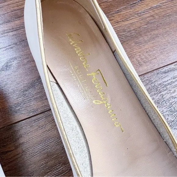 Ferragamo • vintage Vara Bow Shoes cream white gold  pumps low heel 90s classic