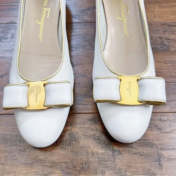 Ferragamo • vintage Vara Bow Shoes cream white gold  pumps low heel 90s classic