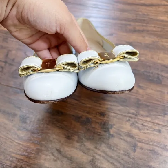 Ferragamo • vintage Vara Bow Shoes cream white gold  pumps low heel 90s classic