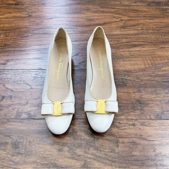 Ferragamo • vintage Vara Bow Shoes cream white gold  pumps low heel 90s classic